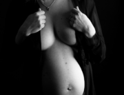 photographe de grossesse à nantes, séance grossesse studio