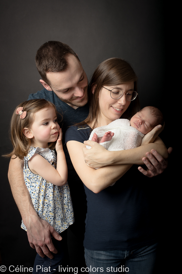 portraits de famille avec nouveau-né, photographe nouveau-né, photographe bébé, photographe famille, photographe portrait, photographe nantes