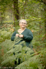 photographe portrait professionnel bien-être à nantes, portrait professionnel magnétiseuse énergéticienne en forêt, photographe pour les métiers du bien-être à Nantes, photo professionnelle thérapeute en pleine nature, portrait pro magnétiseuse énergéticienne alignée, photographe portrait bien-être Nantes – séance en forêt