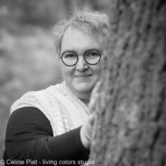 photographe portrait professionnel bien-être à nantes, portrait professionnel magnétiseuse énergéticienne en forêt, photographe pour les métiers du bien-être à Nantes, photo professionnelle thérapeute en pleine nature, portrait pro magnétiseuse énergéticienne alignée, photographe portrait bien-être Nantes – séance en forêt