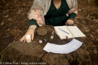 photographe portrait professionnel bien-être à nantes, portrait professionnel magnétiseuse énergéticienne en forêt, photographe pour les métiers du bien-être à Nantes, photo professionnelle thérapeute en pleine nature, portrait pro magnétiseuse énergéticienne alignée, photographe portrait bien-être Nantes – séance en forêt