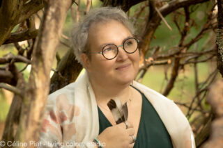 photographe portrait professionnel bien-être à nantes, portrait professionnel magnétiseuse énergéticienne en forêt, photographe pour les métiers du bien-être à Nantes, photo professionnelle thérapeute en pleine nature, portrait pro magnétiseuse énergéticienne alignée, photographe portrait bien-être Nantes – séance en forêt